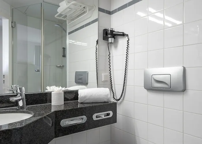 Отель Intercityhotel 3*