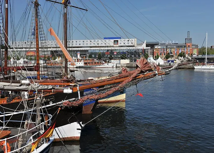 Отель Intercityhotel 3*