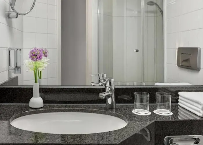 Отель Intercityhotel 3*